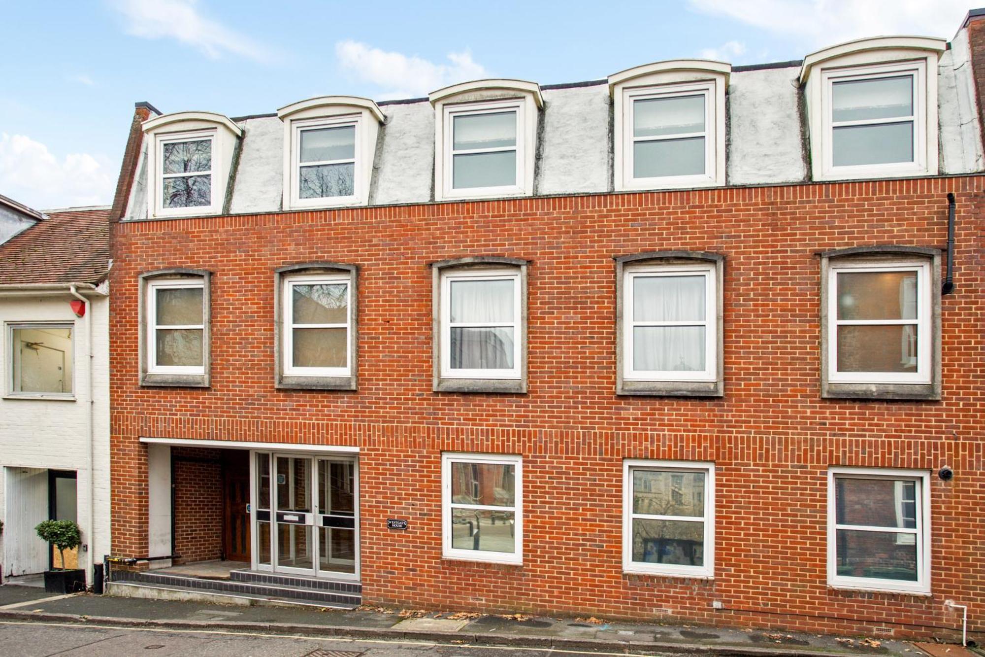 Perfect Perch For Legal Eagle - Winchester Law Courts, High St, Westgate Museum Exterior foto